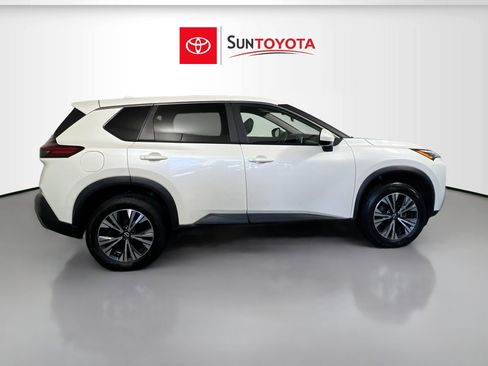 Used 2023 Nissan Rogue SV image 2