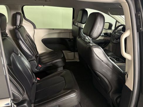 Used 2023 Chrysler Pacifica Touring-L FWD image 42
