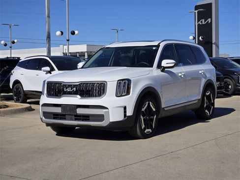 Used 2023 Kia Telluride EX w/ EX Captain's Chair Package image 2