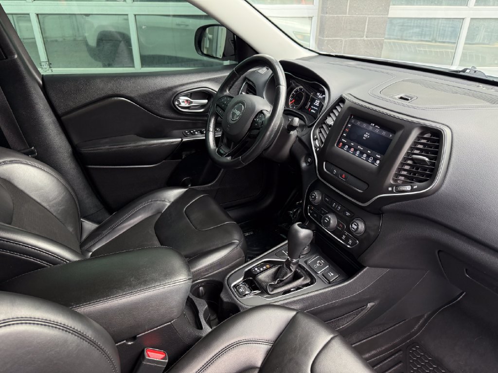 Used 2020 Jeep Cherokee Latitude Plus AWD/4WD image 43