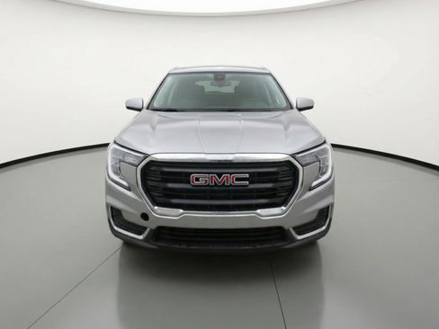 Used 2024 GMC Terrain SLE image 2