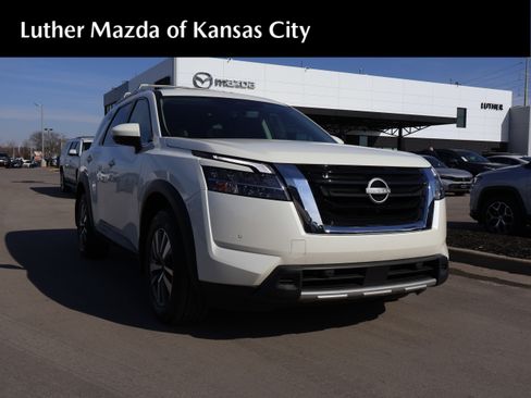 Used 2024 Nissan Pathfinder SL image 1