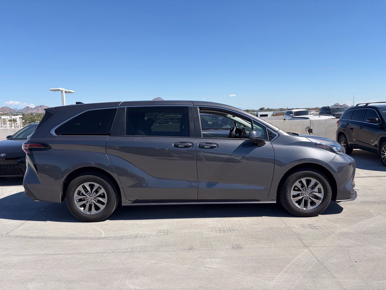 Used 2025 Toyota Sienna LE FWD image 3