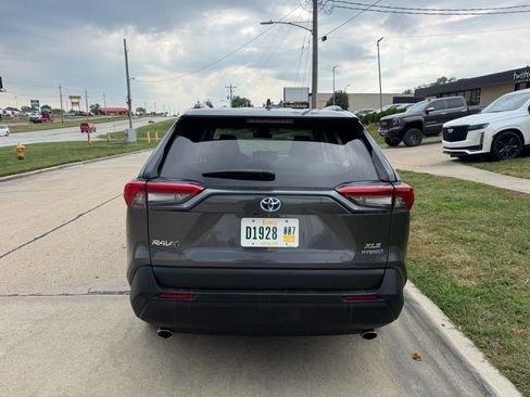 Used 2021 Toyota RAV4 XLE w/ Convenience Package image 4