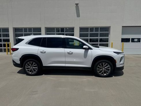 Used 2025 Buick Enclave Preferred FWD image 2