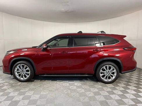 Used 2023 Toyota Highlander Limited FWD image 3