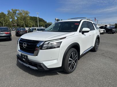 New 2025 Nissan Pathfinder Platinum w/ Cargo Package