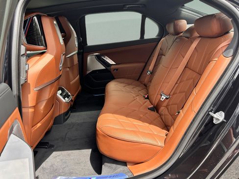 Used 2025 BMW 740i w/ Premium Package image 28