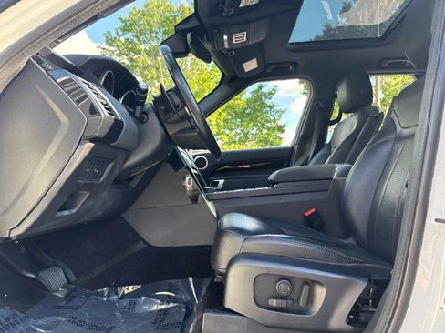 Used 2019 Land Rover Discovery SE AWD/4WD image 10