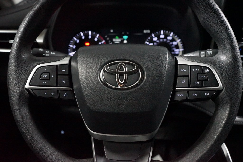 Used 2023 Toyota Highlander L FWD image 12