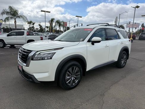 Certified 2023 Nissan Pathfinder SV image 3