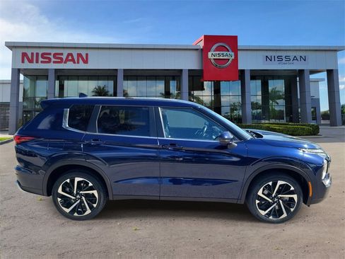 Used 2024 Mitsubishi Outlander SE Black Edition image 3