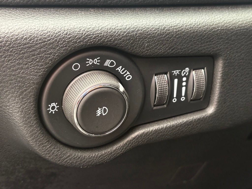 Used 2025 Chrysler Pacifica Limited FWD image 33