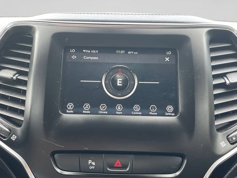 Used 2019 Jeep Cherokee Latitude Plus AWD/4WD image 19