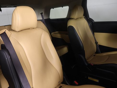 Used 2023 Kia Carnival EX image 32