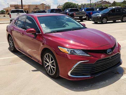 Used 2022 Toyota Camry XLE w/ Navigation Upgrade Package FWD image 4