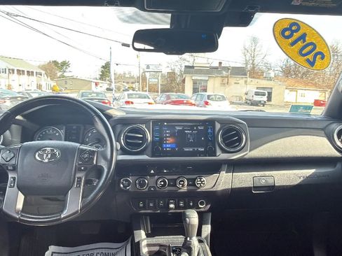 Used 2018 Toyota Tacoma TRD Sport w/ Technology Package image 21