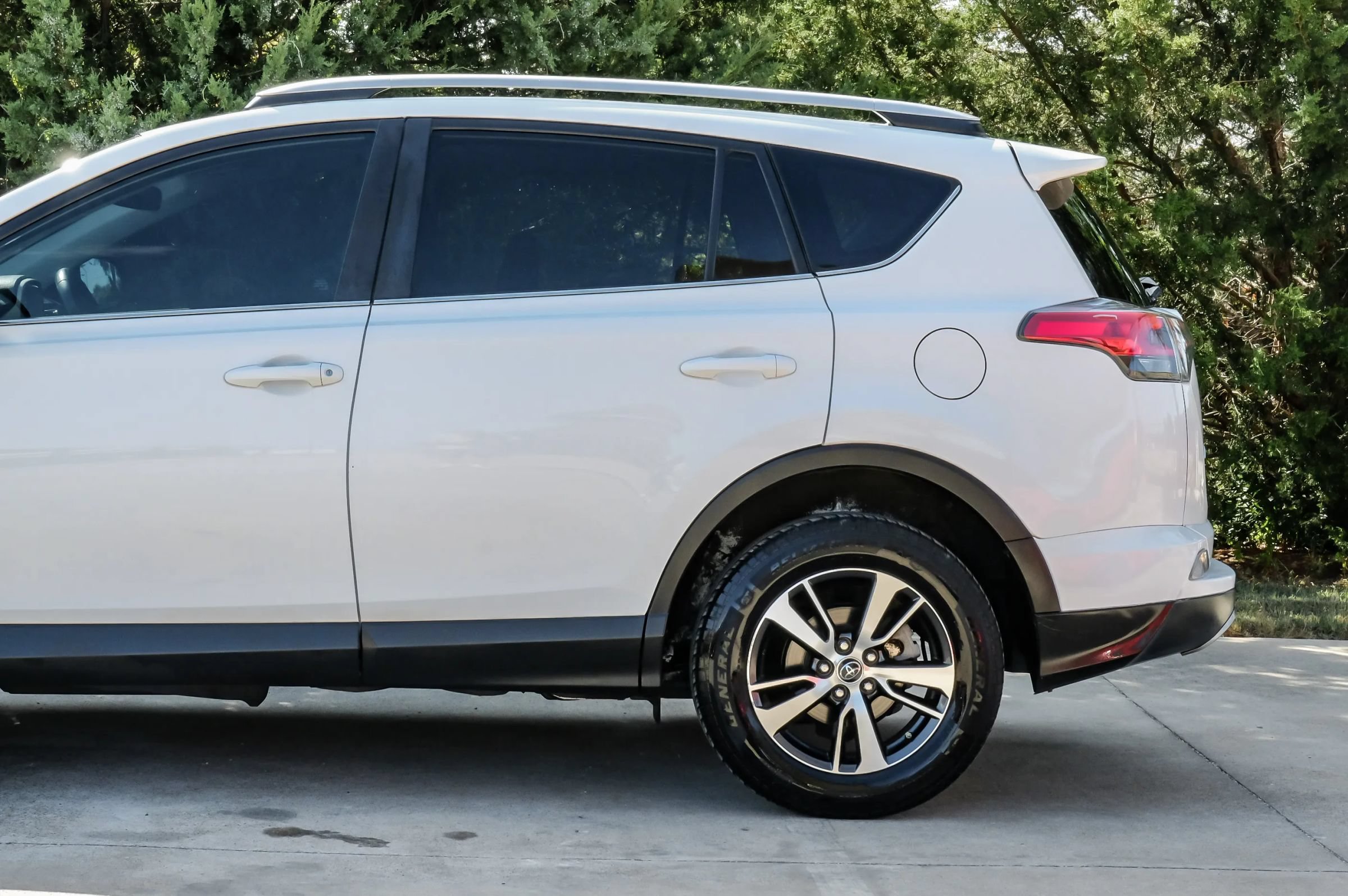 Used 2018 Toyota RAV4 XLE w/ Plus Extra Value Package FWD image 13