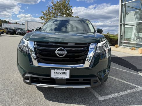 Used 2024 Nissan Pathfinder SL AWD/4WD image 8