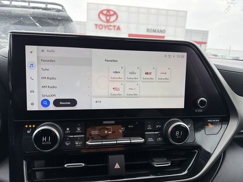 Used 2024 Toyota Highlander XLE image 16