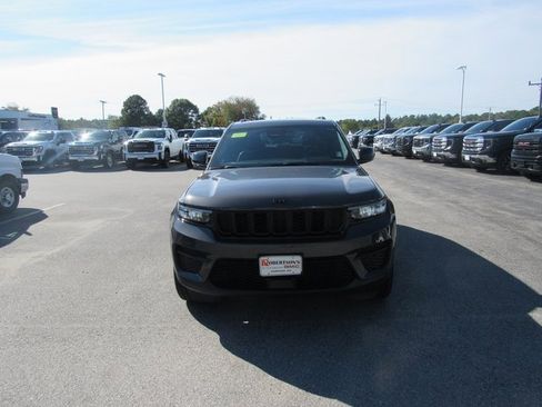 Used 2024 Jeep Grand Cherokee Altitude image 5