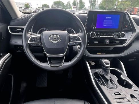 Used 2025 Toyota Highlander XLE AWD/4WD image 18