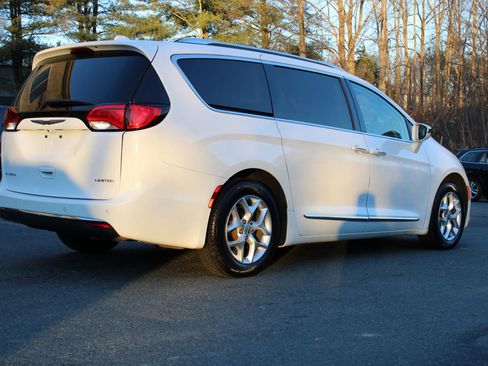Used 2020 Chrysler Pacifica Limited image 5