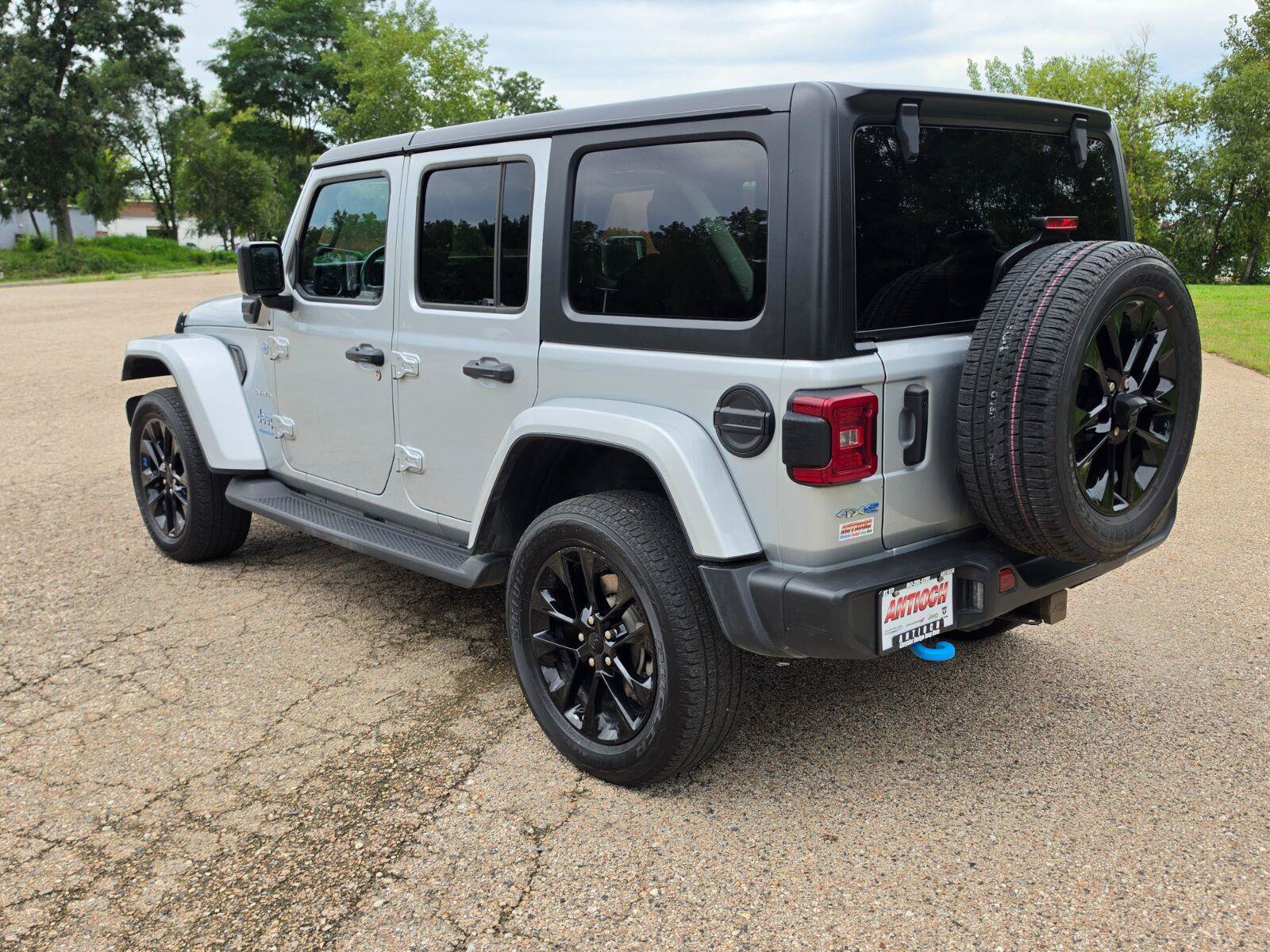 Used 2023 Jeep Wrangler Unlimited Sahara w/ Cold Weather Group AWD/4WD image 16