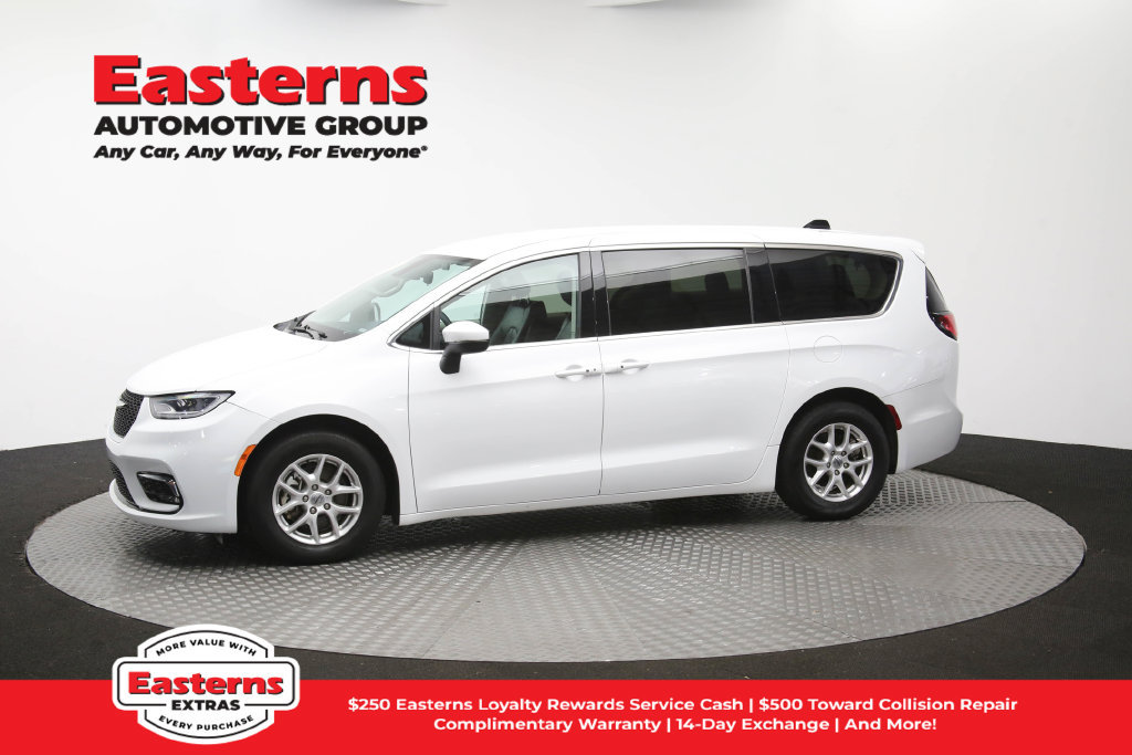 Used 2023 Chrysler Pacifica Touring-L FWD image 62