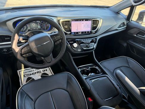 Used 2024 Chrysler Pacifica Limited w/ S Appearance Package FWD image 13