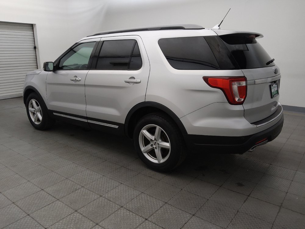 Used 2018 Ford Explorer XLT w/ Equipment Group 202A FWD image 3