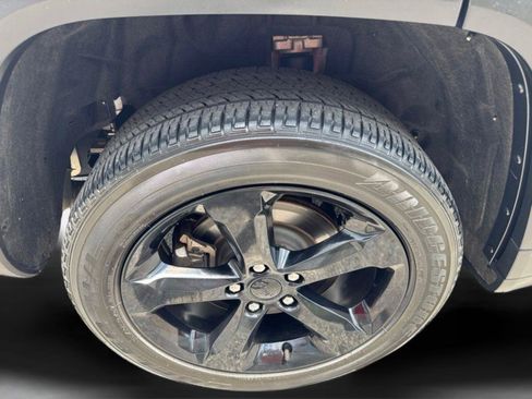 Used 2023 Jeep Grand Cherokee L Laredo RWD image 24
