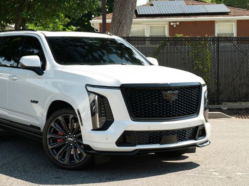 Used 2025 Cadillac Escalade V w/ LPO, Floor Liner Package AWD/4WD image 37