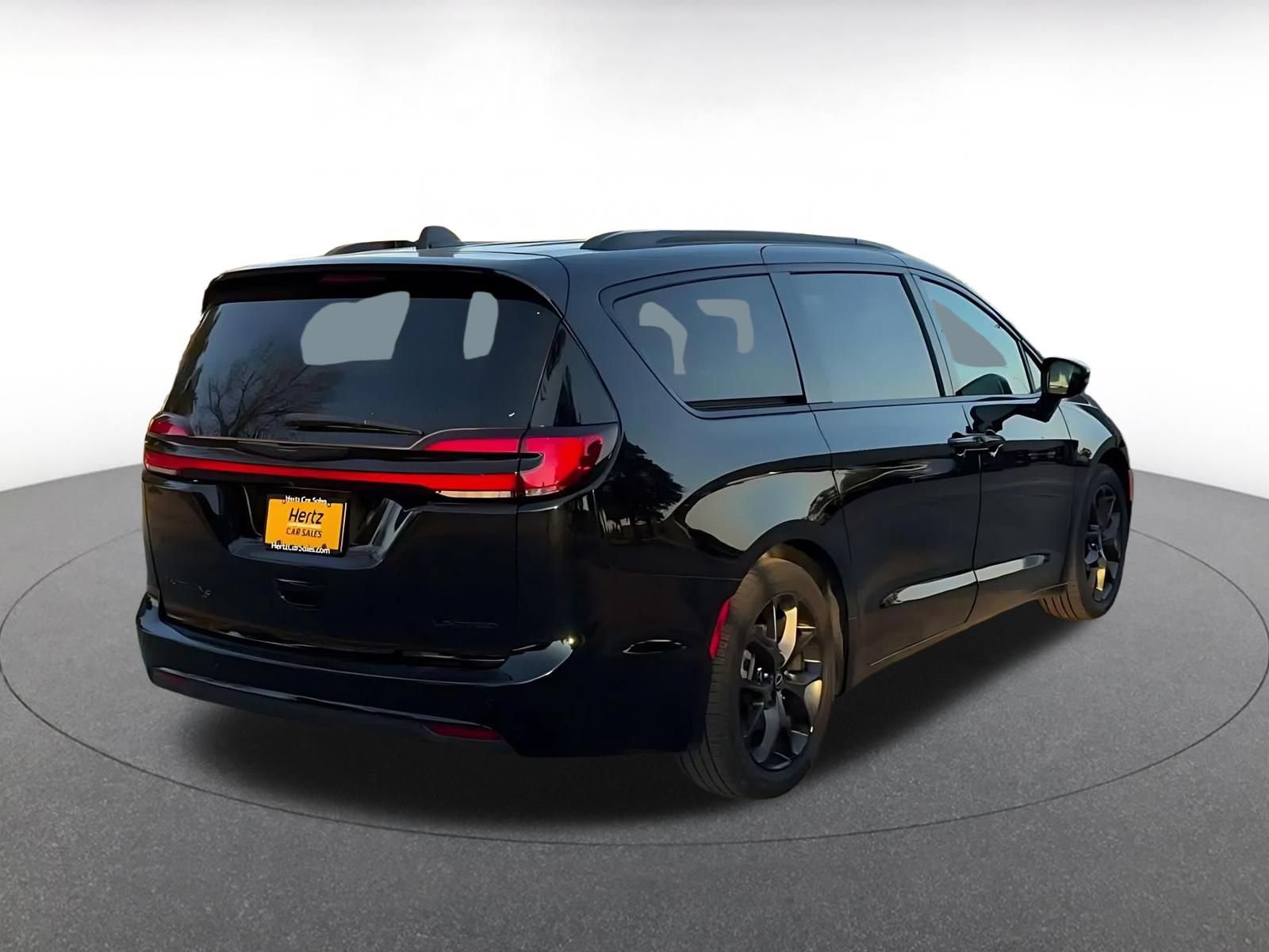 Used 2025 Chrysler Pacifica Limited FWD image 13