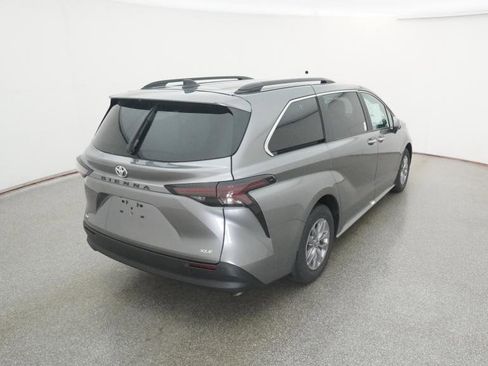 New 2026 Toyota Sienna XLE image 11
