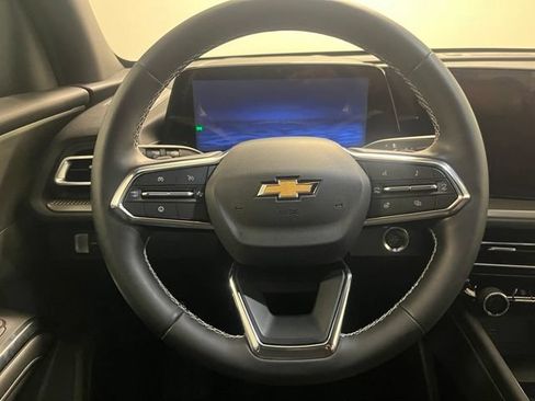 Used 2025 Chevrolet Traverse LT FWD image 16