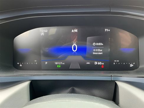 Used 2024 Volkswagen Taos SE w/ Panoramic Sunroof Package image 25