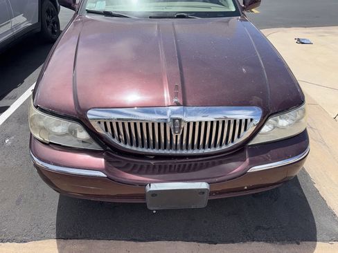 Used 2006 Lincoln Town Car Signature Limited RWD image 2