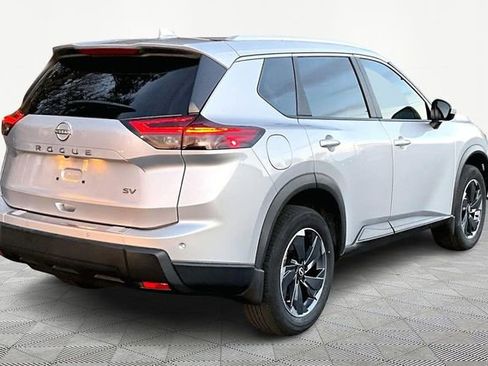 Used 2024 Nissan Rogue SV w/ SV Premium Package image 5
