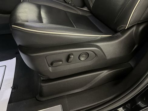 Used 2024 GMC Yukon XL SLT image 14