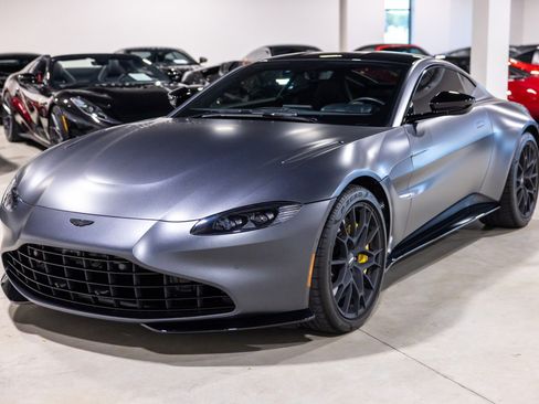Used 2022 Aston Martin V8 Vantage Coupe RWD image 12