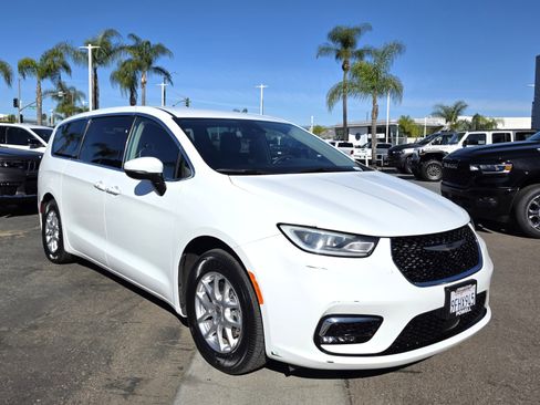 Used 2023 Chrysler Pacifica Touring-L image 6