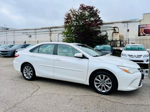 Used 2015 Toyota Camry XLE w/ Moonroof Package image 4