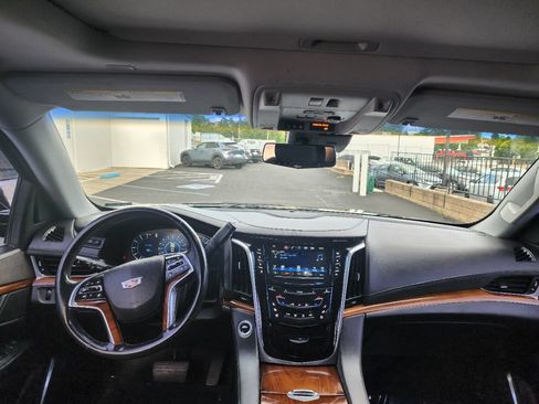 Used 2017 Cadillac Escalade ESV Premium Luxury AWD/4WD image 19