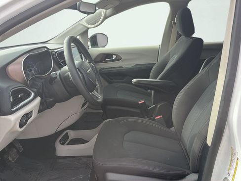 Used 2024 Chrysler Voyager LX image 9