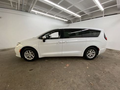 Used 2023 Chrysler Pacifica Touring-L FWD image 3