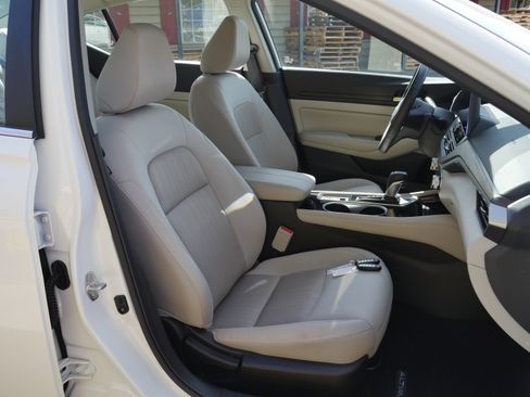 Used 2024 Nissan Altima 2.5 SV w/ SV Premium Package image 25