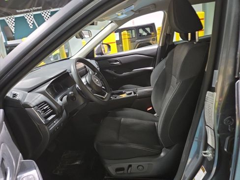 Used 2024 Nissan Rogue SV image 3