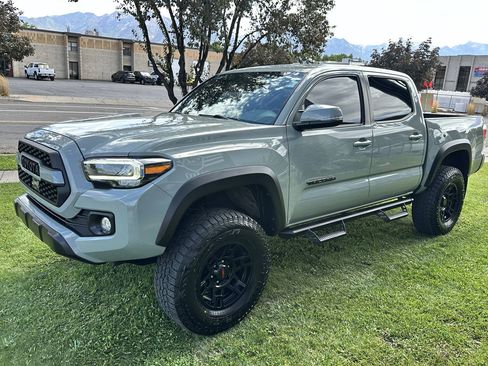 Used 2022 Toyota Tacoma TRD Off-Road w/ Technology Package AWD/4WD image 11