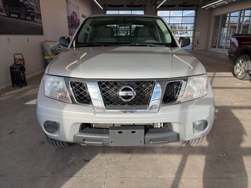 Used 2019 Nissan Frontier SV image 2